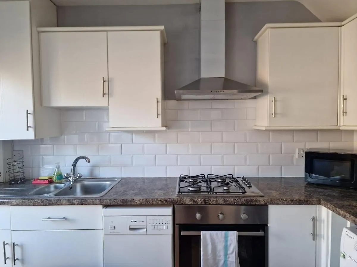 4 Beds With Links To Motorways Lägenhet Leeds