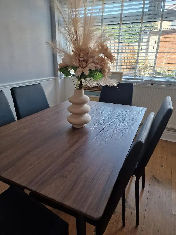 4 Beds With Links To Motorways Lägenhet Leeds